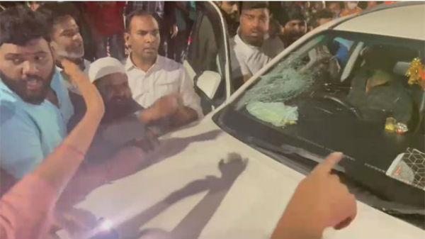 బండి కారుపై దాడి..