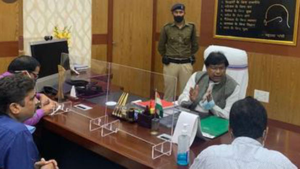  అవినీతి మంత్రి అంటూ బీహార్ విద్యాశాఖామంత్రి మేవాలాల్ చౌదరిపై ఆరోపణలు