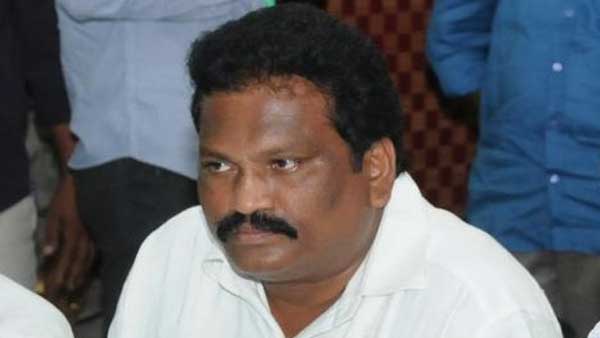 మంత్రులు తనకు ప్రజలకు దూరం పెంచుతున్నారని ఆరోపణ