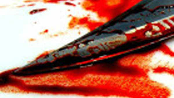 కూరగాయల కత్తితో కోసేశాడు