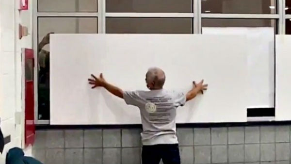  థర్మోకోల్ షీట్లతో విండోలు క్లోజ్.. 