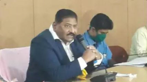 గ్రేటర్ లో వరద సహాయం కోసం మీసేవా కేంద్రాల వద్ద క్యూ గ్రేటర్ లో వరద సహాయం కోసం మీసేవా కేంద్రాల వద్ద క్యూ