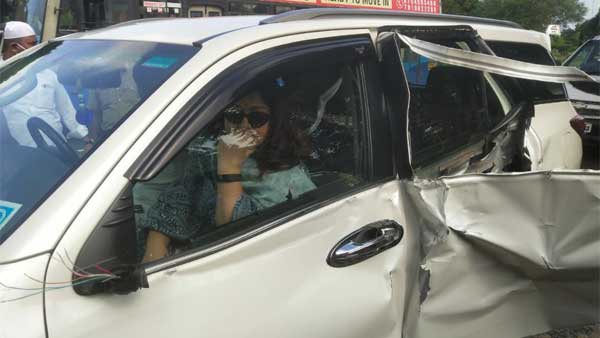 Tamil Nadu BJP leader and actress Khushbu met with an accident near Melmaruvathur 
