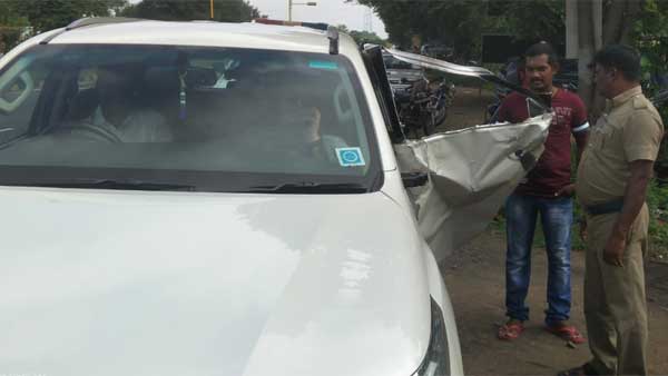 Tamil Nadu BJP leader and actress Khushbu met with an accident near Melmaruvathur 