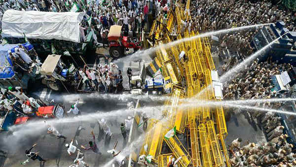  ఢిల్లీ బోర్డర్ కు భారీగా చేరుకుంటున్న రైతులు ... రాజధాని ఢిల్లీ లో ఉద్రిక్త వాతావరణం 