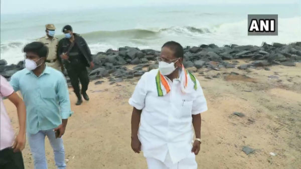 Cyclone Nivar: Puducherry CM Narayanasamy reviews preparations in coastal areas 