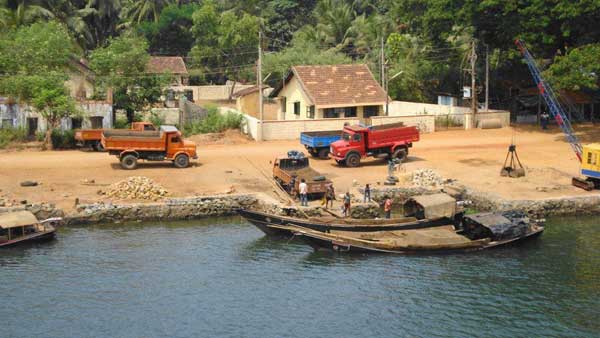 రీచ్‌ల వద్దే ఇసుక అమ్మకాలు...