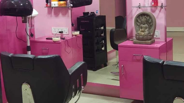 సెలూన్ పేరుతో..