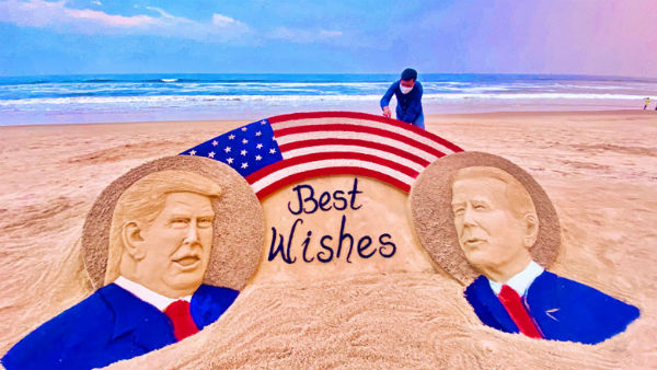 అమెరికా ఎన్నికల నేపధ్యంలో పూరీ గోల్డెన్ బీచ్ లో ట్రంప్ , జో బైడెన్ ల సైకత శిల్పం 