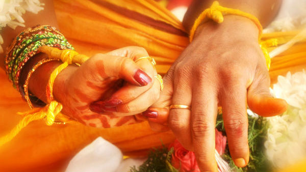 వెడ్డింగ్ కార్డుపై భిన్నాభిప్రాయాలు వెడ్డింగ్ కార్డుపై భిన్నాభిప్రాయాలు