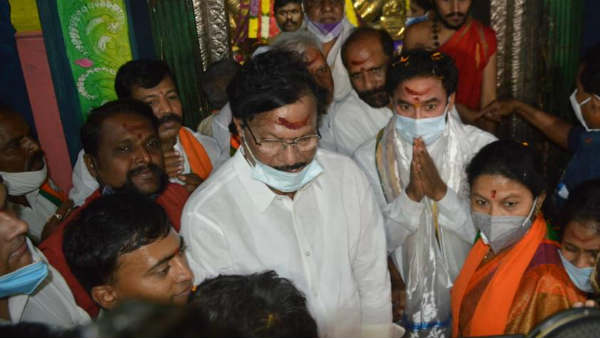 భద్రకాళి అమ్మవారి దర్శనం .. ఆపై సీఎం కేసీఆర్ పై ఆగ్రహం భద్రకాళి అమ్మవారి దర్శనం .. ఆపై సీఎం కేసీఆర్ పై ఆగ్రహం