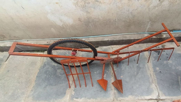 రైతుల కోసం వ్యవసాయ పనిముట్లు తయారు చేస్తున్న యువకుడికి హ్యాట్సాఫ్ 