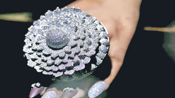  ప్రపంచంలోనే అతిపెద్ద మార్కర్ పెన్ను ., 12638 వజ్రాలు పొదిగిన రింగు.. గిన్నిస్ రికార్డ్ లు 