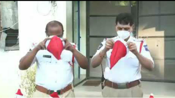  పోలీసుల శాంటా టోపీలపై వివాదం