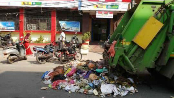  బ్యాంకుల ముందు చెత్తపోసి నిరసన