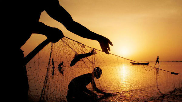 అధికారుల సమావేశానికి హాజరు కాని వాడరేవు మత్స్య కారులు ..కఠారి వారి పాలెం మత్స్యకారులు దాడి