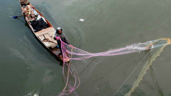  రెండు నెలలుగా వాడరేవు ,కఠారి పాలెం మత్స్య కారుల మధ్య పోరు