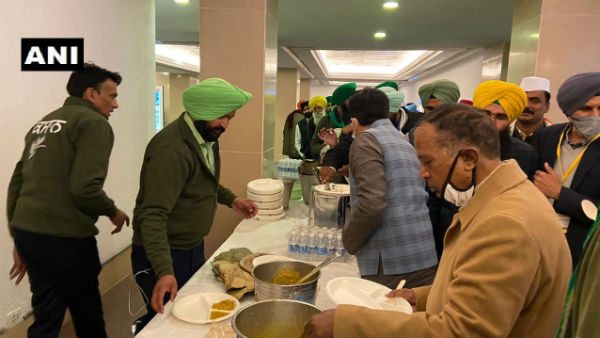 ​Government-farmers meeting: Ministers join union leaders to share langar food