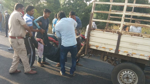 6 killed in accident after car rams into borewell vehicle in near Hyderabad in Telangana 6 killed in accident after car rams into borewell vehicle in near Hyderabad in Telangana