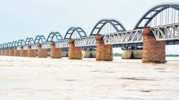 రాయలసీమ ఎత్తిపోతల పథకం విషయంలో మొదలైన జలజగడం రాయలసీమ ఎత్తిపోతల పథకం విషయంలో మొదలైన జలజగడం