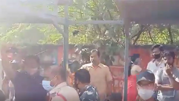 నిలదీసిన వాహనదారులు.. నిలదీసిన వాహనదారులు..