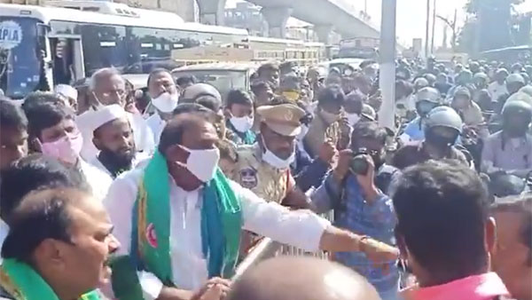 బంద్ గురించి ప్రశ్నించిన మరొకరిని తోసేసిన ఎమ్మెల్యే.. బంద్ గురించి ప్రశ్నించిన మరొకరిని తోసేసిన ఎమ్మెల్యే..