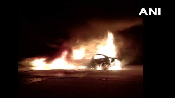 5 people travelling in a car were burnt alive when the vehicle caught fire in Uttar Pradesh 5 people travelling in a car were burnt alive when the vehicle caught fire in Uttar Pradesh