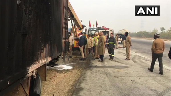 5 people travelling in a car were burnt alive when the vehicle caught fire in Uttar Pradesh 5 people travelling in a car were burnt alive when the vehicle caught fire in Uttar Pradesh