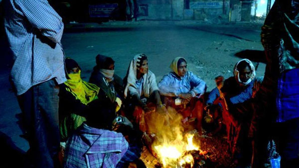 చలికి మంట కాస్తోన్న జనం..