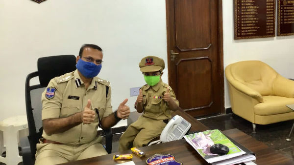 ఆన్ లైన్ క్లాసులతో బోర్ ... అందుకే కాసేపు పోలీస్ అవతారమెత్తిన బుడతడు 