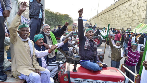 ఢిల్లీ నోయిడా సరిహద్దుల్లో రైతుల ఆందోళనతో టెన్షన్