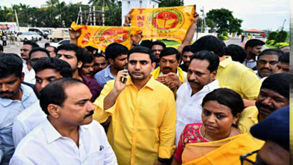 ఛలో తంబళ్లపల్లె కార్యక్రమానికి వెళ్ళకుండా అడ్డగింత .. నేతల హౌస్ అరెస్ట్ లు ఛలో తంబళ్లపల్లె కార్యక్రమానికి వెళ్ళకుండా అడ్డగింత .. నేతల హౌస్ అరెస్ట్ లు