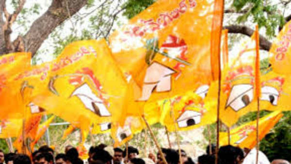 ఆందోళనను పోలీసులు అడ్డుకోవటంపై మండిపడుతున్న టీడీపీ నేతలు ఆందోళనను పోలీసులు అడ్డుకోవటంపై మండిపడుతున్న టీడీపీ నేతలు