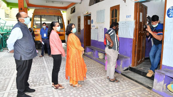 దొంగ ఓట్లకు చెక్ పెట్టటానికి గతంలో మున్సిపల్ ఎన్నికల్లో .. ఇప్పుడు మళ్ళీ జీహెచ్ఎంసీ ఎన్నికల్లో