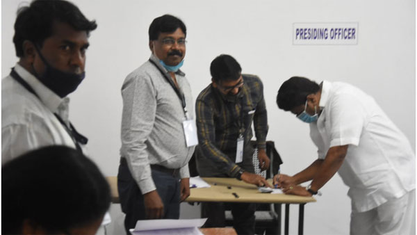 150 డివిజన్లలో ఒక్కో పోలింగ్ కేంద్రంలో ఫేస్ రికగ్నైజేషన్ యాప్