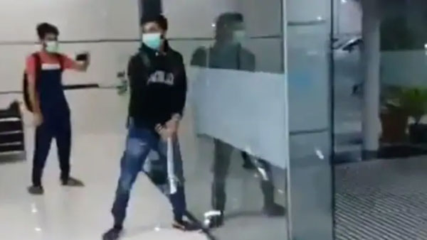 మొదట అడ్మినిస్ట్రేషన్‌ కార్యాలయంపై దాడి...