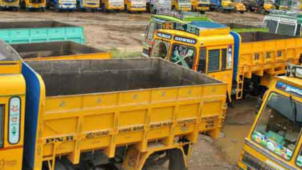 12 లారీలు ధ్వంసం.. 12 లారీలు ధ్వంసం..