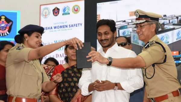 మహిళా సంరక్షణా కార్యదర్శులకు పోలీస్ యూనీఫాం ఇవ్వాలన్న సీఎం జగన్ మహిళా సంరక్షణా కార్యదర్శులకు పోలీస్ యూనీఫాం ఇవ్వాలన్న సీఎం జగన్