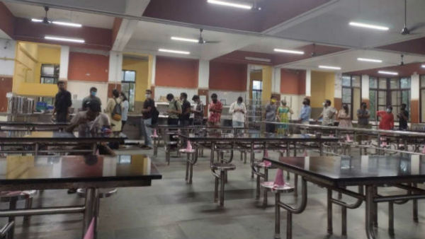  హాస్టల్స్ ఖాళీ చేయించటం వల్లే కరోనా పెరిగిందని విద్యార్థుల ఆందోళన 