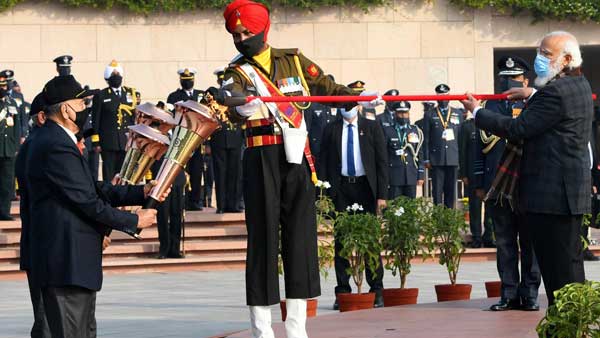 Vijay Diwas 2020: PM Narendra Modi paid tribute to the martyrs at National War Memorial Vijay Diwas 2020: PM Narendra Modi paid tribute to the martyrs at National War Memorial