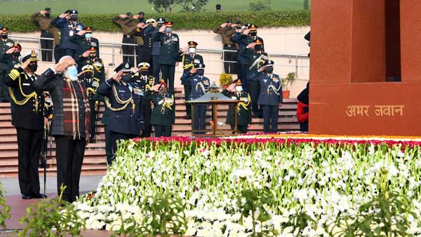 Vijay Diwas 2020: PM Narendra Modi paid tribute to the martyrs at National War Memorial Vijay Diwas 2020: PM Narendra Modi paid tribute to the martyrs at National War Memorial