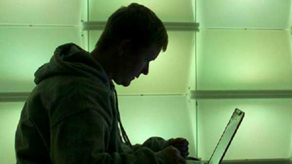 ఇండస్ బ్యాంక్ మేనేజర్ పోలీసులకు ఫిర్యాదు చేయడంతో బయటపడిన కేతుగాడి కథ 