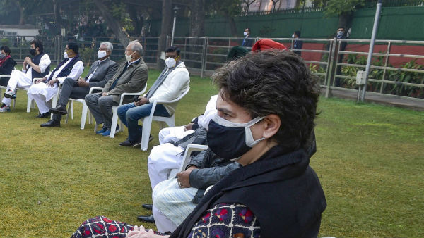  రాష్ట్రపతిని కలిసేందుకు ప్రియాంకా గాంధీతో పాటు మరికొందరు నేతల పాదయాత్ర . అరెస్ట్ చేసిన పోలీసులు 