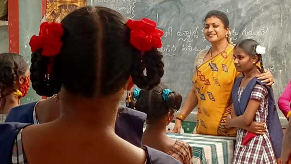 ప్రశంసల జల్లు