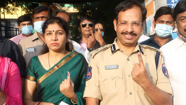 ఓటేసిన సీపీలు..