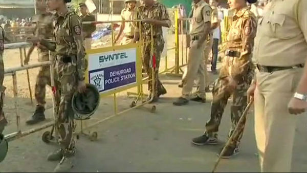 బయటి వ్యక్తులెవరూ వెళ్లకుండా.. 