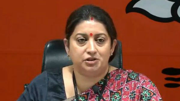 స్మృతి ఇరానీ చెప్పులపై కామెంట్ .. నెటిజన్ కు సరదా రిప్లై స్మృతి ఇరానీ చెప్పులపై కామెంట్ .. నెటిజన్ కు సరదా రిప్లై