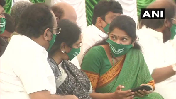 Tamil Nadu: DMK and its allies observe one-day fast in Chennai in support of farmers protest Tamil Nadu: DMK and its allies observe one-day fast in Chennai in support of farmers protest