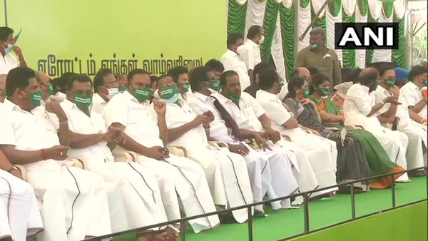 Tamil Nadu: DMK and its allies observe one-day fast in Chennai in support of farmers protest Tamil Nadu: DMK and its allies observe one-day fast in Chennai in support of farmers protest