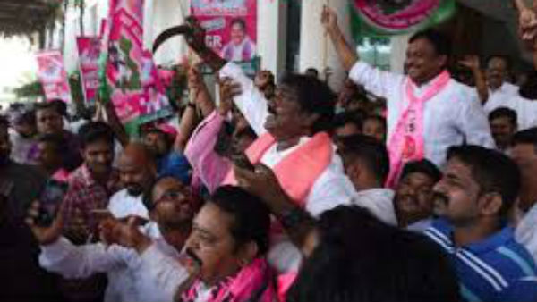  సీఎం కేసీఆర్ చిత్రపటానికి పాలాభిషేకాలు ... మొదలైన టీఆర్ఎస్ సంబరాలు